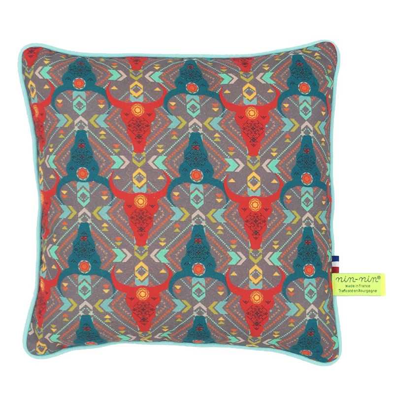 Coussin Zébu. Cadeau de naissance original personnalisable et made in France. Coussin Zébu. Cadeau de naissance original personnalisable et made in France.